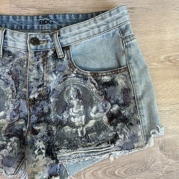 BDG Mid Rise Freja Vintage Fit distressed denim shorts - Picture 3 of 8
